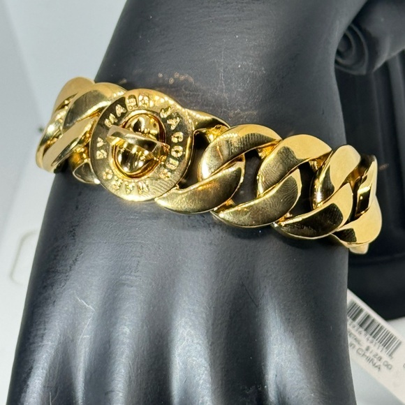 Marc by Marc Jacobs Chunky Turn lock closure
Bracelet in Gold - Picture 3 of 10